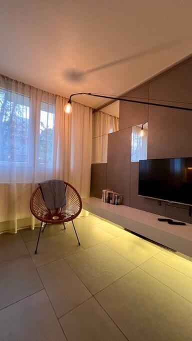 Apartament Modzelewskiego, Metro Wierzbno, Free Parking, 100mbps Wi-fi, Remote-ready