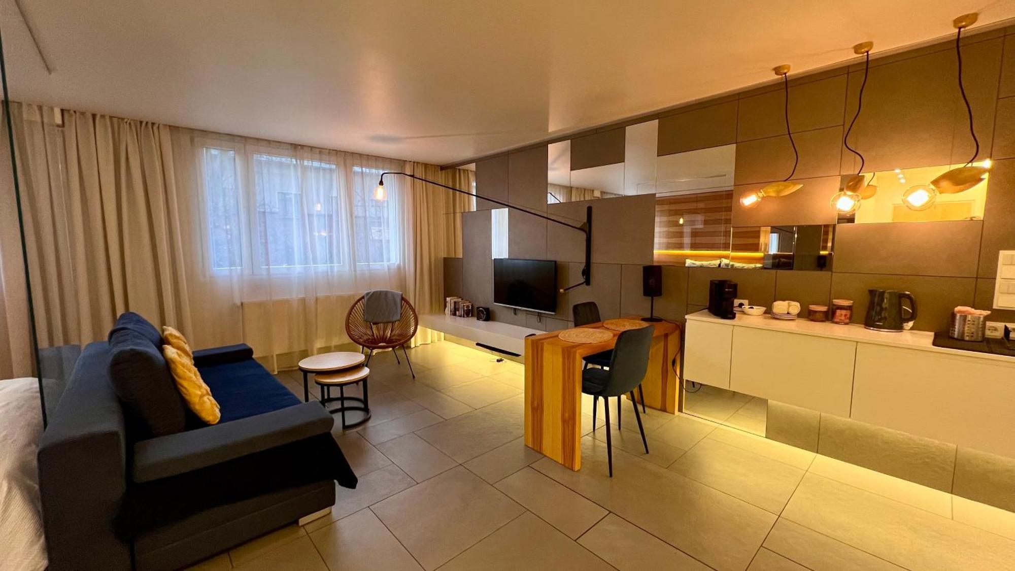 Modzelewskiego, Metro Wierzbno, Free Parking, 100mbps Wi-fi, Remote-ready Apartment