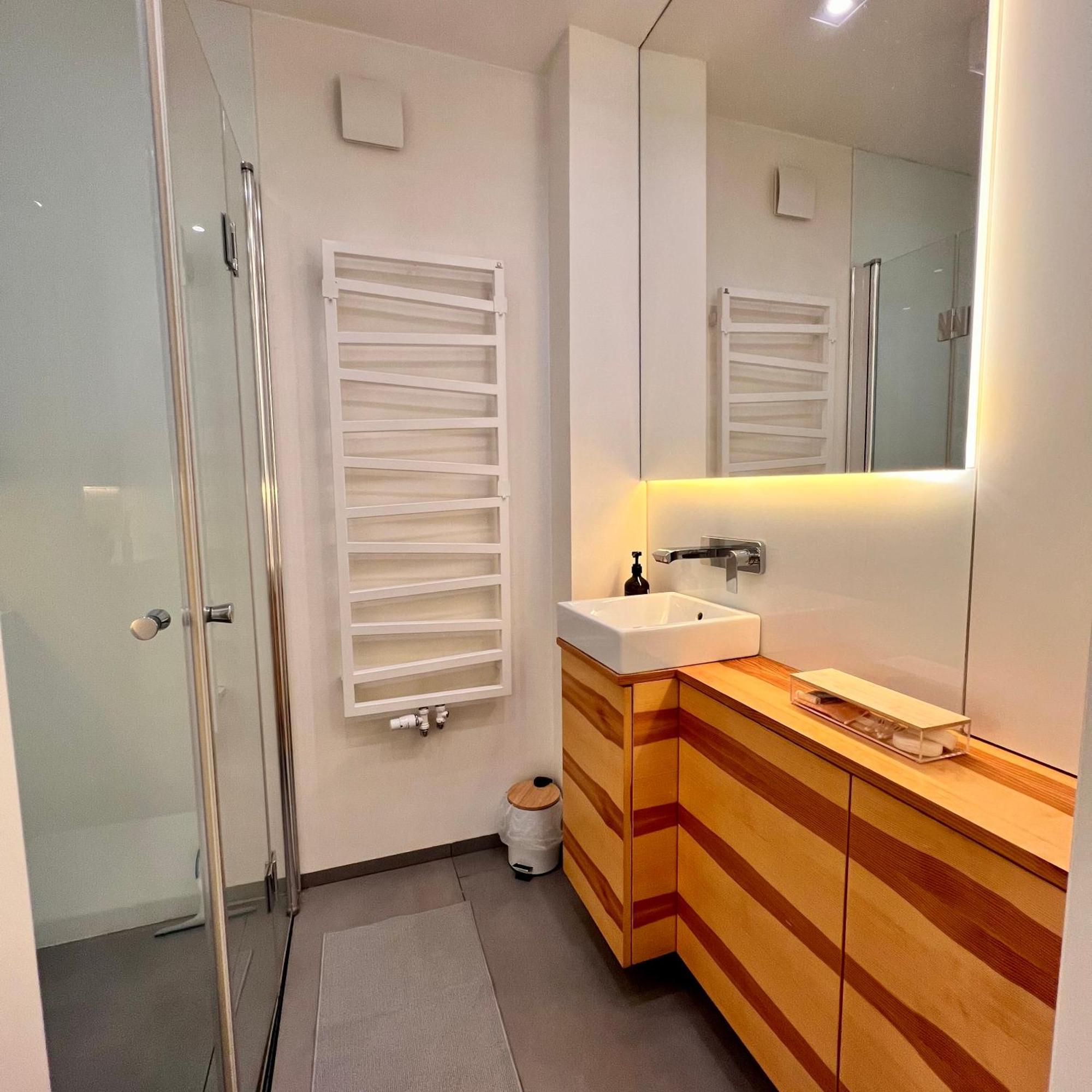 Apartament Modzelewskiego, Metro Wierzbno, Free Parking, 100mbps Wi-fi, Remote-ready