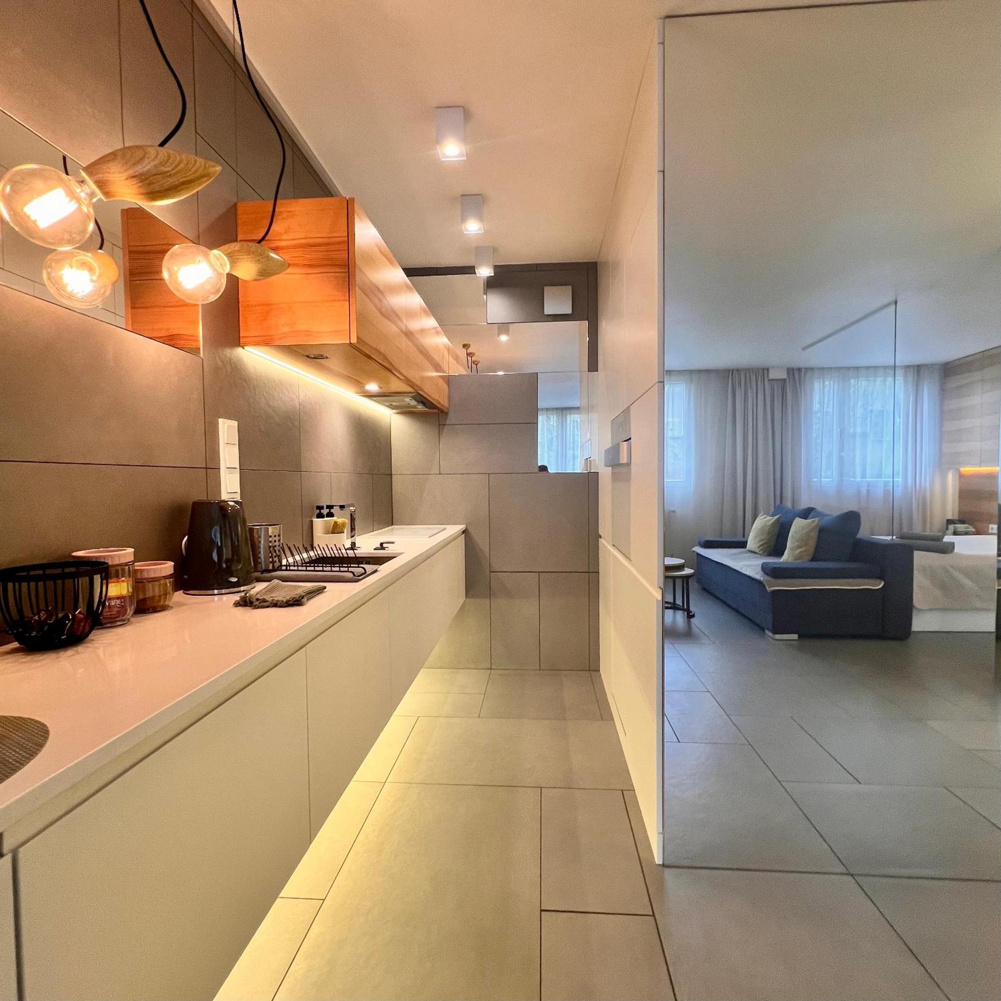 Modzelewskiego, Metro Wierzbno, Free Parking, 100mbps Wi-fi, Remote-ready Apartment