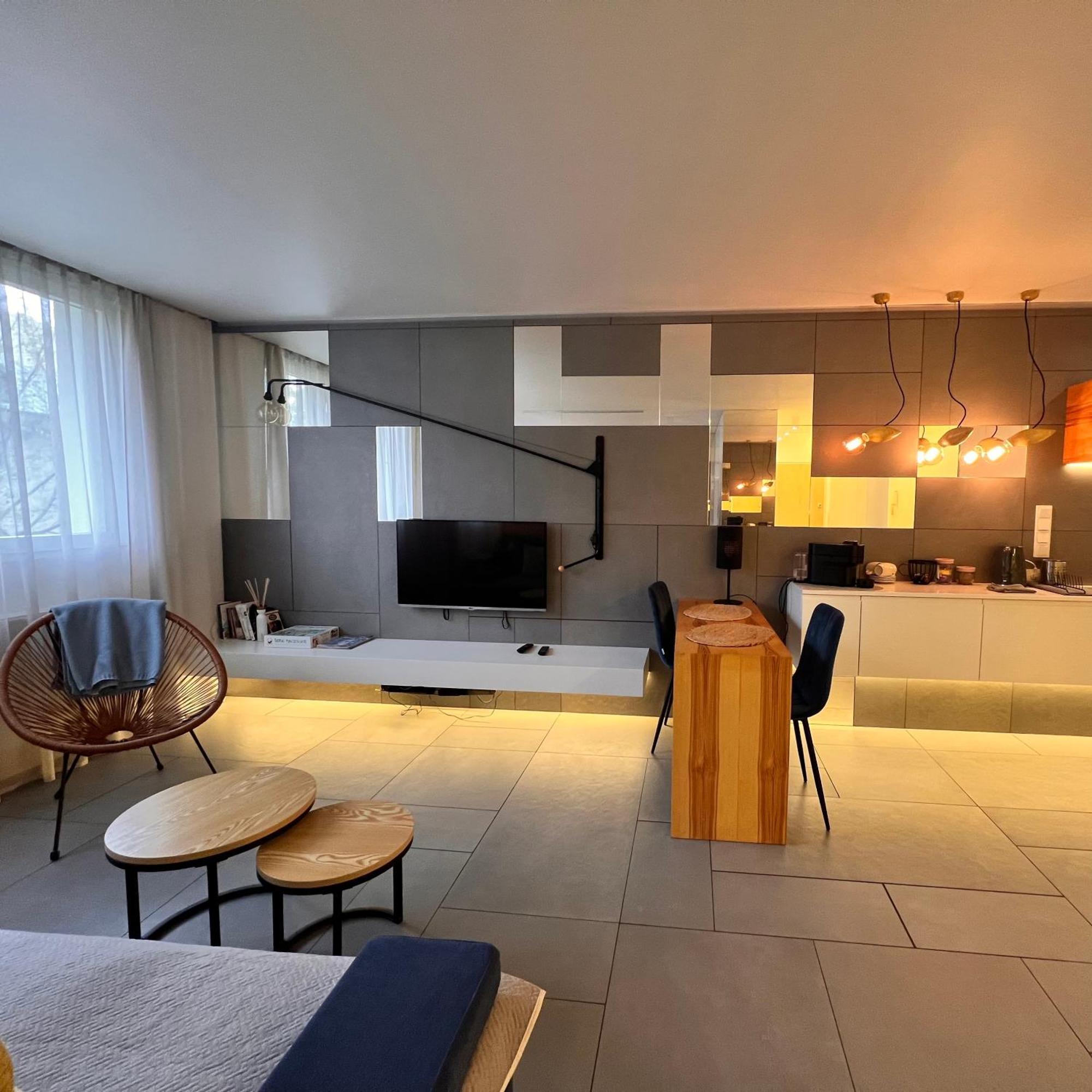 Modzelewskiego, Metro Wierzbno, Free Parking, 100mbps Wi-fi, Remote-ready Apartament Warszawa